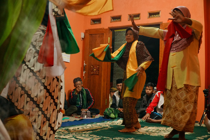Female performers dancing. Photo: Gigi Priadji